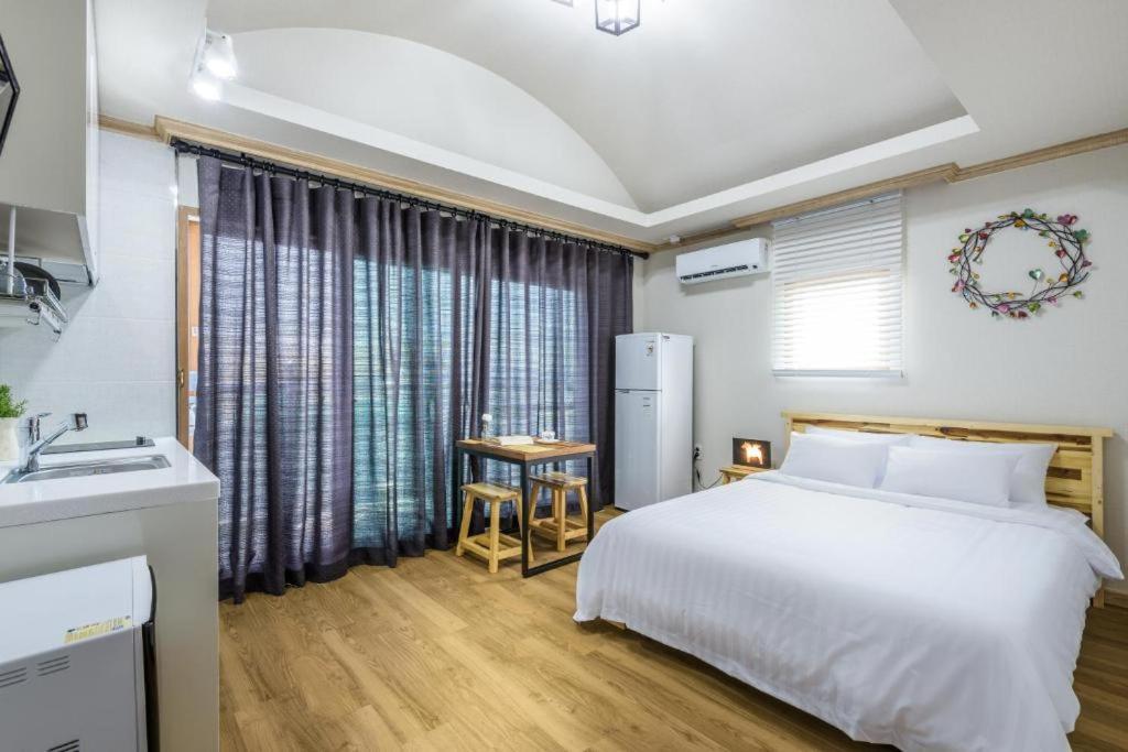 Romance Jeju Pension Eksteriør billede