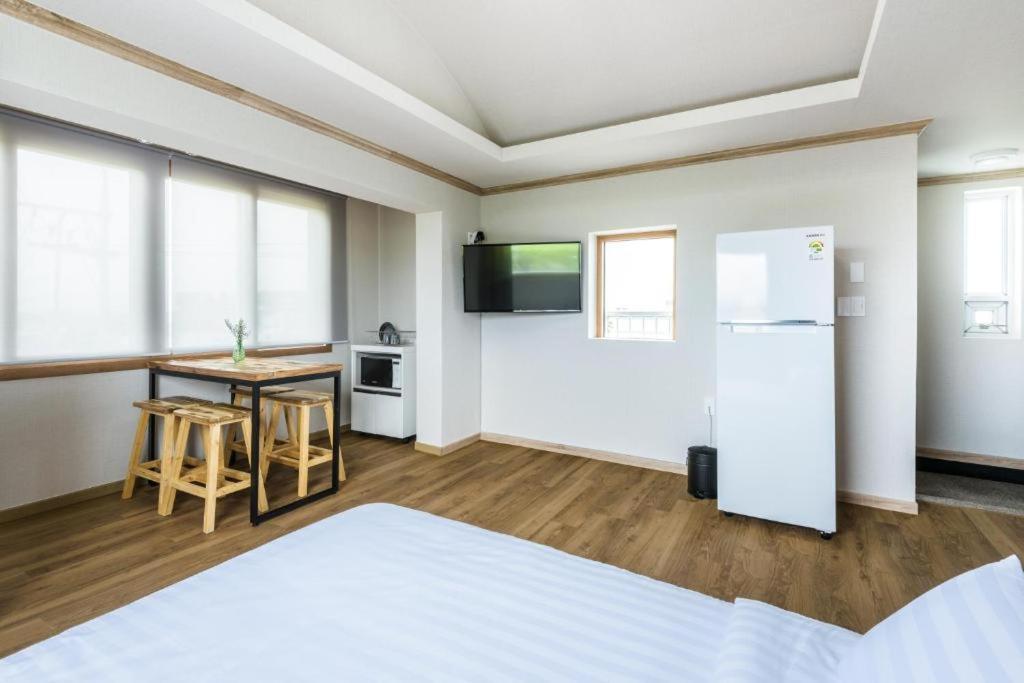 Romance Jeju Pension Eksteriør billede