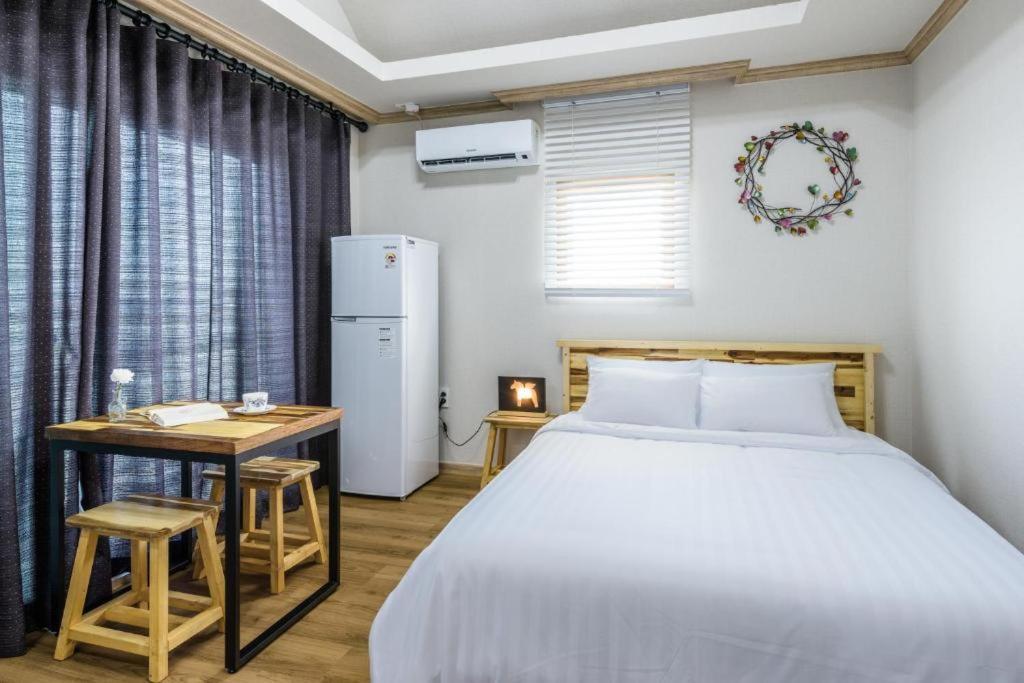 Romance Jeju Pension Eksteriør billede